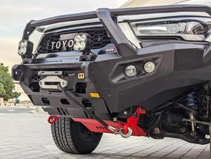 Elegante Toyota Hilux GR Sport 2023 con motor diésel de cuatro cilindros turboalimentado de 2.8 litros - Product Image 3