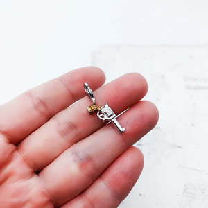 Colgante de pistola chapado en plata estilo occidental, joyería de aleación de estilo religioso con baño de oro, regalo con diamante y perla. - Product Image 3
