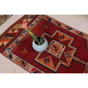 Alfombra turca vintage de 2.8x10.5 pies (86x320 cm), alfombra de lana roja con lunares - Product Image 5