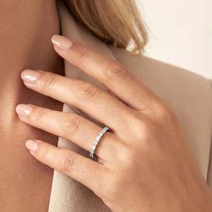 Anillo de Oro de 14k con Diamante Cultivado en Laboratorio, Corte Baguette y Prlanta, Media Eternidad, 1.8 Quilates - Product Image 2