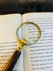 Loupe de poche vintage de 2 pouces avec manche en bois et cadre en laiton - Product Image 3