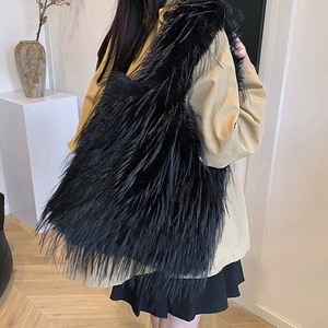 Sac à bandoulière tendance et mignon en peluche cerise pour femme, sac fourre-tout chaud et moelleux pour l'hiver, sac seau simple en peluche cerise - Product Image 2