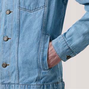 เสื้อแจ็คเก็ตเดนิมสีฟ้าอ่อนประดับกระดุมแบบ Trucker - Product Image 6