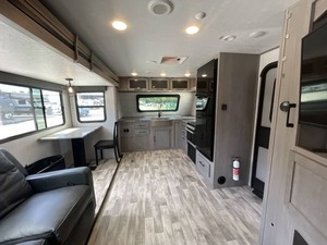 NOUVEAU D-U-T-C-H-M-E-N RV K-O-D-I-A-K ULTIMATE 3221RLSL MODÈLE 2024 HAUTES PERFORMANCES 36 pieds de long 2000 kg de charge utile Noir à vendre - Product Image 6