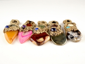 Colgante de Joyería Religiosa Clásica Hecho a Mano con Doble Gema, Cristal Curativo, Diamante y Diseño Étnico de Arcilla Polimérica - Product Image 5