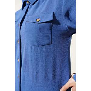Blusa y camisa abotonada de madera con doble bolsillo índigo para mujer - Product Image 2