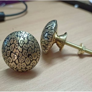 Pomo de latón hecho a mano personalizado con puntos blancos y negros para cajones de tocador y gabinetes, fabricado en India - Product Image 6
