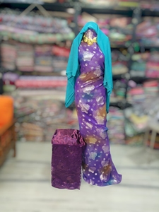 ผ้าคลุมไหล่สีม่วงฟรานซาวี ดีแรค ลายดอกไม้สีเงินและสีเขียวอมฟ้า |   ชุดเดรส Dirac สำหรับงานเลี้ยงสุดหรู - Product Image 1