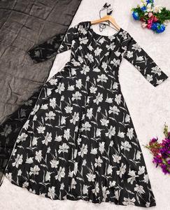 Robe Anarkali évasée noire gracieuse avec costume ethnique de créateur lourd inspiré de Dupatta Bollywood pour les mariages et les vêtements de fête - Product Image 5