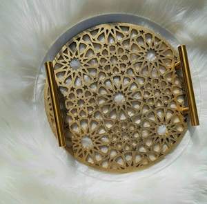 Elegante bandeja de metal de Ramadán con diseño moderno, perfecta tanto para servir como para un ambiente decorativo de Ramadán - Product Image 1