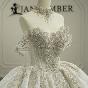 Robe de mariée moderne GT26064 en dentelle ivoire, ornée de sequins et de perles, avec traîne chapelle et fleurs, longueur ras du sol pour femme - Product Image 5