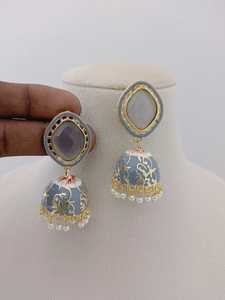 Conjunto de pendientes Jhumka esmaltados de medianoche Impresionante fusión de arte mogol Ornamentación única Latón Producto a granel Diseño personalizado - Product Image 5