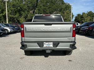 Clean Pre-owned 2023 Chevrolet Silverado 1500 Cabine d'équipe personnalisée RWD avec roues en alliage Système de navigation de siège en cuir Démarrage à distance - Product Image 4