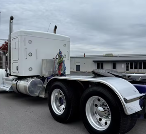 ¡Lo mejor! Camión semirremolque Kenworth W900 Sleeper 2023 con techo plano en venta - Product Image 2