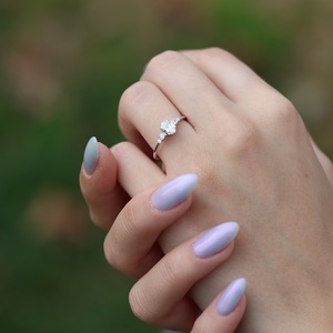 Anillo de compromiso de moissanita de corte ovalado de 8x6mm con piedras laterales en oro o plata | Joyería nupcial de boda - Product Image 5