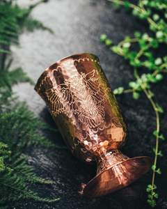 Verre à boire en cuivre pur fabriqué à la main à utiliser avec un ensemble de pichets en cuivre dans le cadre de l'hydratation et de la routine de santé ayurvédique - Product Image 3