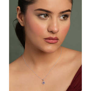 Pendentif Capri en argent avec chaîne, orné de motifs floraux, de gouttes d'eau et de chiffres, enrichi de pierres de topaze, de saphir et de diamants - Product Image 3