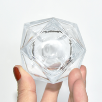 Vente en gros de flacons de parfum transparents élégants de 50 ml et 100 ml avec un design unique de fond de flacon facetté, bouchon en métal brillant, personnalisable