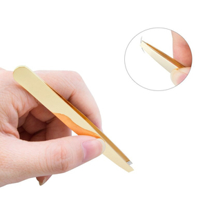 Pince à épiler pour sourcils en acier inoxydable doré à pointe inclinée, de haute qualité, avec logo personnalisé, écologique et fabriquée à la main - Product Image 3