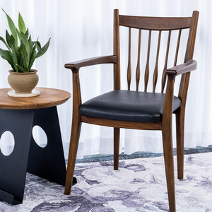 Sillón de madera maciza de teca de mediados de siglo a precio asequible con asiento de cuero PE moderno - Product Image 2