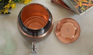 Distributeur d'eau en métal de cuivre gravé de luxe pour l'usage à la maison de restaurant d'hôtel du fabricant indien - Product Image 5