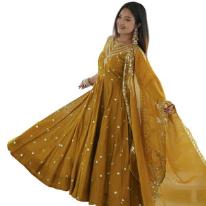 Ensemble Salwar Kameez de style actrice de série télévisée, fait main, au design magnifique, très demandé, pour une élégance festive ou décontractée, disponible en gros. - Product Image 1