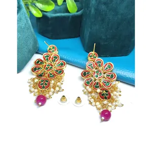 Pendientes Kundan Meenakari Chapados en Oro para Mujer, con Perlas Magenta y Cuentas Blancas, Estilo Moderno - Product Image 2