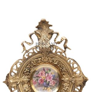 Applique murale en laiton antique avec cadre d'art floral orné et deux bras de style bougie pour intérieurs classiques de luxe - Product Image 2