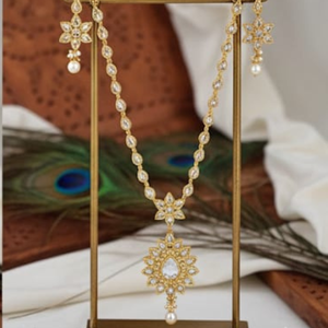 ชุดสร้อยคอเครื่องประดับ Polki หรูหราขนาดเซนติเมตรและ55gm ออกแบบด้วยมือแบบดั้งเดิมที่สมบูรณ์แบบสำหรับงานแต่งงานและโอกาสในงานเทศกาล - Product Image 3
