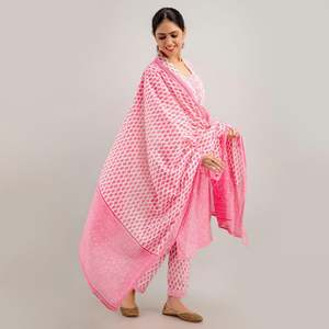 Kurta Recta de Gasa con Estampado Floral Rosa, Pantalones y Dupatta con Diseño de Pecho Decorado - Product Image 1