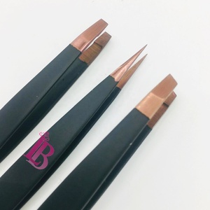 Ensemble de pinces à sourcils noires de qualité supérieure, pointues et biseautées, avec embout rose doré, très demandées, personnalisables avec logo de marque privée - Product Image 2
