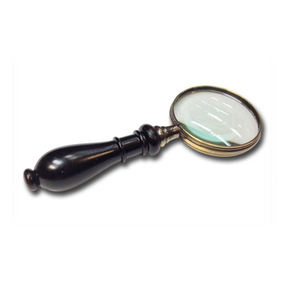 Lupa en vidrio con color dorado y mango de madera marrón, perfecta para una fácil visualización y aumento detallado - Product Image 2