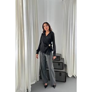 เสื้อเชิ้ตผ้าซาตินสีดำสำหรับผู้หญิง แต่งกระดุม - เสื้อขายส่ง - Product Image 3