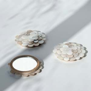 Espejo de bolsillo de madera ecológico personalizado de lujo con incrustaciones de perlas blancas decorativas para uso doméstico de cumpleaños - Product Image 5