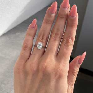 แหวนเพชรทรงรี 1.50 กะรัต ได้รับการรับรองจาก IGI สี DEF ฝังแบบ Bezel Set - Product Image 5