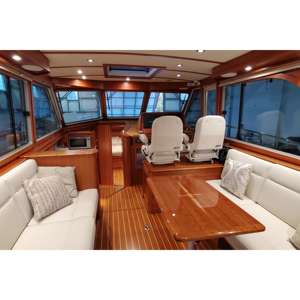 Barco Usado 2021 Sabre 45 Salon Express con Casco de Fibra de Vidrio, Motor a Gasolina, Velocidad de 35.0-40.0 Nudos, Tecnología de Infusión al Vacío - Product Image 2