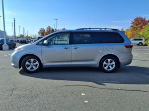 CLEAN USED 2016 TO-YO-TAS Sienna LE 5-Passenger Mini-Van 4dr Disponible à la vente - Product Image 4
