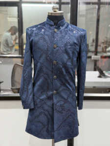 Veste Sherwani Indo-Occidentale de Luxe pour Hommes, Bleu Marine Brodé, Bandhgala pour Mariage, Fabricant et Fournisseur en Gros - Product Image 3