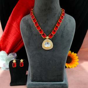 ชุดเครื่องประดับผู้หญิงแบบอินเดียโบราณสมัยใหม่ สร้อยคอและต่างหูประดับเพชรคันดันและเพทายแบบไม่เจียระไน ดีไซน์หรูหราทันสมัย - Product Image 1