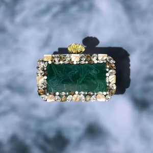 Pochette en résine ornée de fleurs fabriquées à la main avec fermoir en fleur de lotus Style de confort élégant pour les chaînes de demoiselle d'honneur d'hiver - Product Image 1