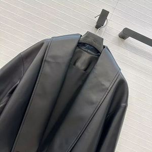 Chaqueta de cuero corta de lujo para mujer, estilo otoñal, manga larga, cuello abierto, color negro, cuello plegable, piel de oveja - Product Image 5