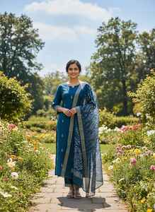 Vêtements décontractés en soie romaine avec broderie Kurti Pant et Dupatta Fabricant et fournisseur de mode féminine de Surat - Product Image 5