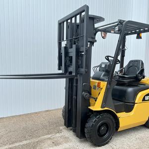 Chariot élévateur diesel CAT 3,5 tonnes à mât bas, à commande manuelle, pour terrains accidentés, pour utilisation en entrepôt et en cour - Product Image 4