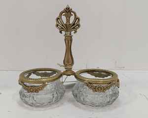 Porta condimentos vintage de latón y vidrio con un soporte ornamental con acabado antiguo de latón - Product Image 1