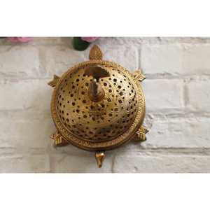 Indian Art Villa - Porta Incienso Antiguo de Latón Oscuro, 7.6 x 2.8 Pulgadas, Diseño de Tortuga, Dhoop Dani, Incensario Religioso - Product Image 4