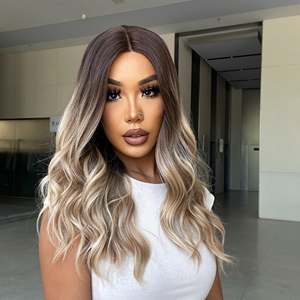 Perruque synthétique sans colle May-DWY avec dentelle transparente, raie au milieu, bouclée, couleur blonde ombrée - Product Image 6