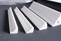 Profilé d'angle triangulaire en PVC extrudé sur mesure, protection de bord mural en plastique, bande de moulage décorative