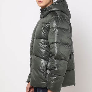 Chaqueta Impermeable y Transpirable con Capucha para Hombre, Logotipo Personalizado al por Mayor, Fabricada en Nailon para Uso en Exteriores - Product Image 2