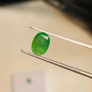 มรกตธรรมชาติ 2 เม็ด ทรงรี น้ำหนัก 2.70 กะรัต อัญมณีคุณภาพดี ประกายสวยงาม สีเขียวสวยงาม ขัดเงาอย่างสมบูรณ์แบบ เหมาะสำหรับทำเครื่องประดับทุกชนิด - Product Image 2