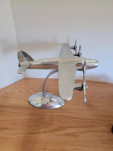 Sculpture de bureau d'avion à hélice en fonte d'aluminium est une pièce décorative qui peut être utilisée comme presse-papiers ou comme présentoir autonome - Product Image 3